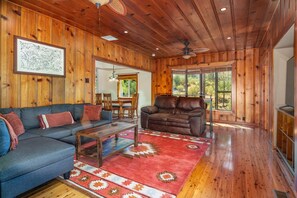 TV connectée, table de tennis de table, livres