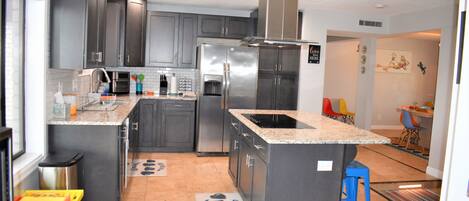 Réfrigérateur, micro-ondes, four, plaque de cuisson