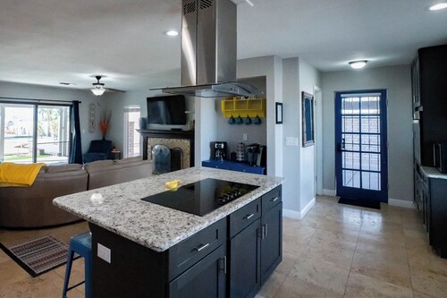 Mansion- Pool, Spa, Game Room, Casita, Fire Table, Lake View