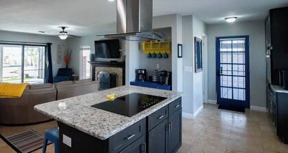 Mansion- Pool, Spa, Game Room, Casita, Fire Table, Lake View