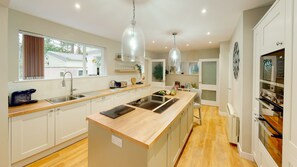 ثلاجة، ميكروويف، فرن، غسالة أطباق