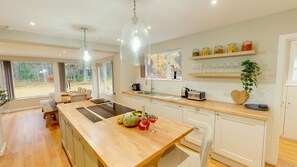 Fridge, microwave, oven, dishwasher - Dalnaglar - stylish holiday home on edge of woods (Nethy Bridge)