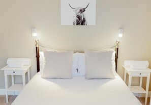 4 bedrooms, iron/ironing board, free WiFi, bed sheets - Dalnaglar - stylish holiday home on edge of woods (Nethy Bridge)
