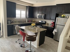 Kühlschrank, Mikrowelle, Geschirrspüler, Küchenrolle