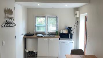 Een koelkast, een kookplaat, een koffiezetapparaat/waterkoker