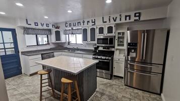 Frigorifero, forno, piano cottura, lavastoviglie