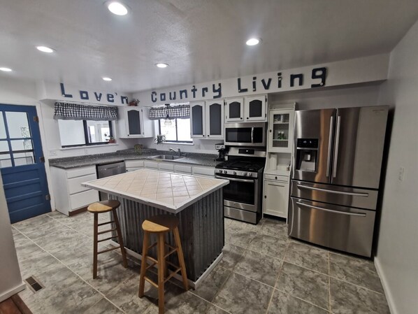 Fridge, oven, stovetop, dishwasher