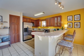 Geladeira, micro-ondas, cooktop, lava-louças