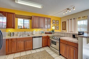 Fridge, microwave, stovetop, dishwasher - Centrally Located Kailua-Kona Condo w/ Lanai! (Kailua-Kona)