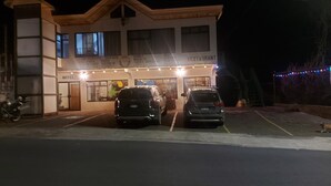 Un hôtel doté d’un restaurant et d’un parking.