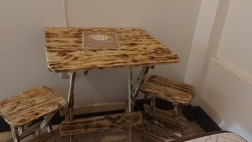Una mesa en esquina con tapa de madera y un cartel que indica que es una mesa para visitantes con acceso a WiFi.