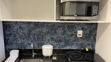 Studio | Private kitchen | Fridge, microwave, stovetop, coffee/tea maker