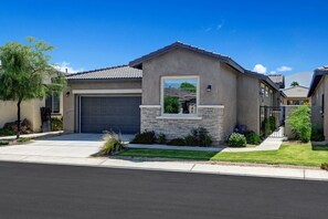 Exterior - The Gryffin (Indio)