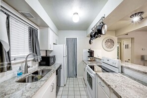 Condo, várias camas, varanda, vista para o jardim (Westfield Wonder) | Cozinha privada | Geladeira, micro-ondas, fogão, cooktop