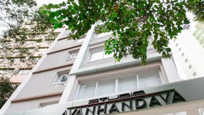 A multi-story building with a sign reading "AVANHANDA". - Av0408 Studio Avanhandava (São Paulo)