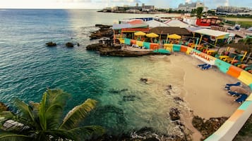 Una spiaggia nelle vicinanze