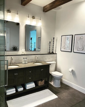 Bathtub, hair dryer, towels, soap - Luxury king suite downtown w/lush garden terrace (Tucson)