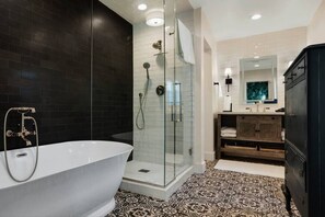 Bathtub, hair dryer, towels, soap - Peaceful Luxury king suite w/full kitchen and Laundry (Tucson)