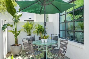 Outdoor dining - Peaceful Luxury king suite w/full kitchen and Laundry (Tucson)