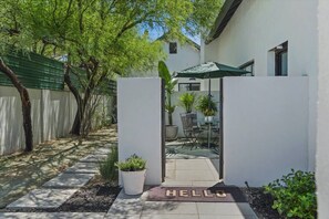 Outdoor dining - Peaceful Luxury king suite w/full kitchen and Laundry (Tucson)