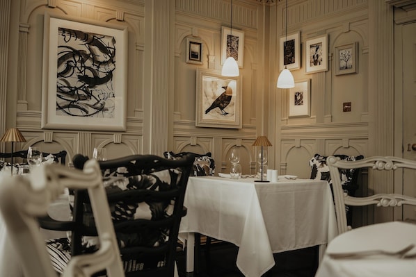 Phục vụ bữa trưa, bữa tối, đặc sản địa phương, nhìn ra vườn 