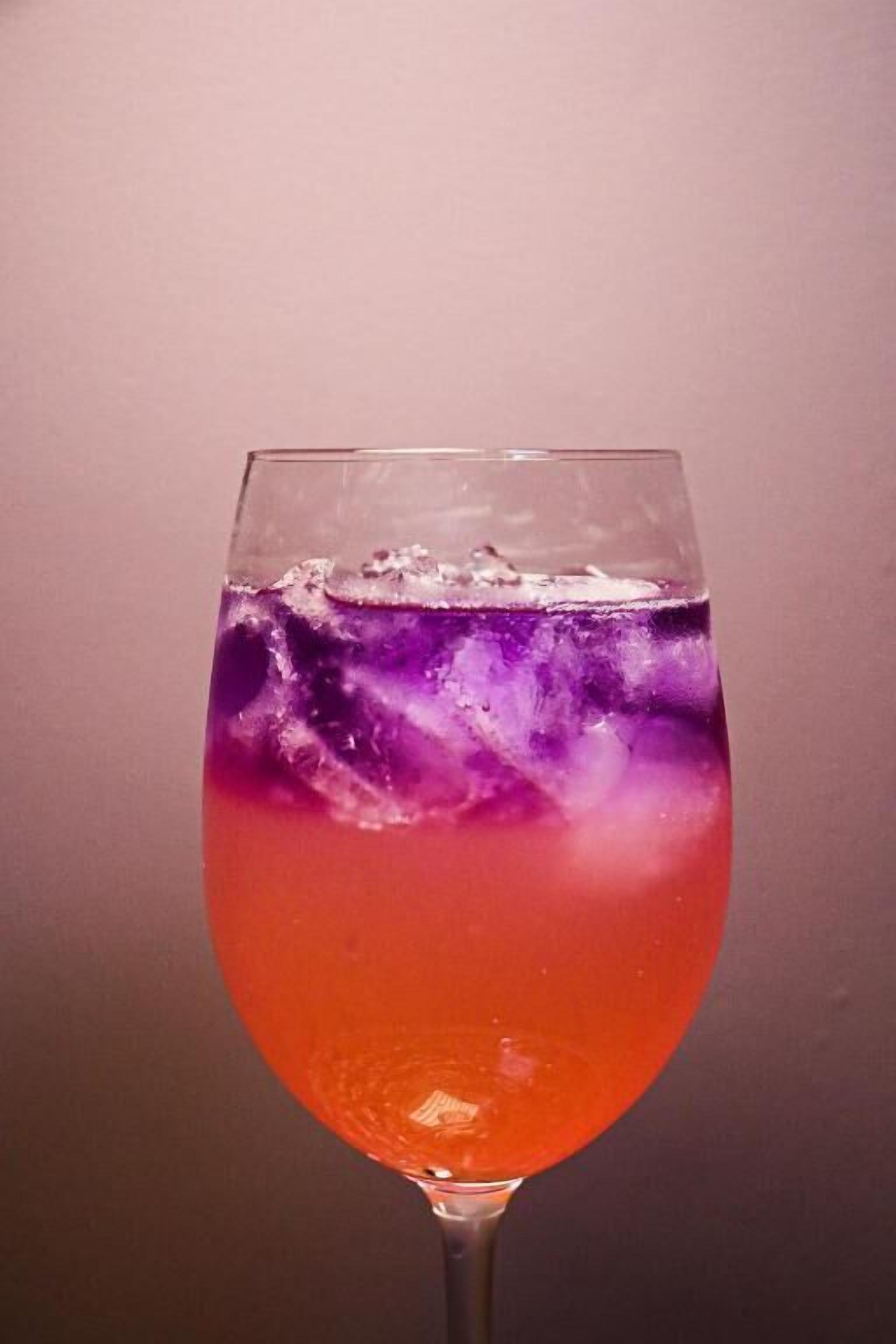 Ein Getränk mit Eiswürfeln.