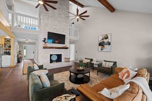 Smart-TV, Kamin, Tischtennisplatte