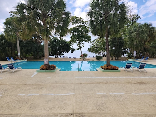 Luxury Modern 2 Bedrooms 2.5 Bathrooms, sleep 6