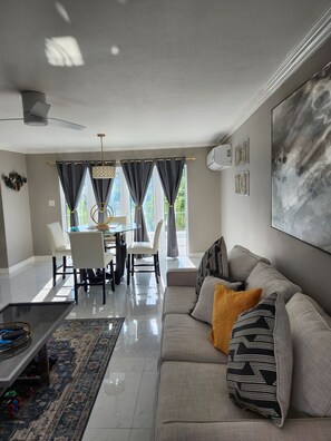Smart TV, stereo - Luxury Modern 2 Bedrooms 2.5 Bathrooms, sleep 6 (Negril)