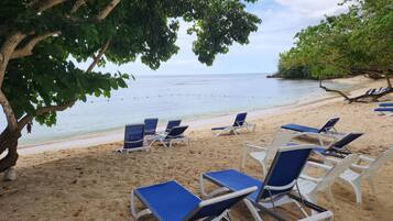Beach nearby, sun loungers, beach towels