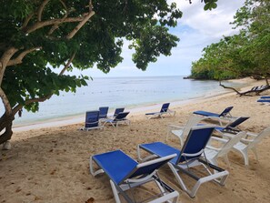 Beach nearby, sun loungers, beach towels