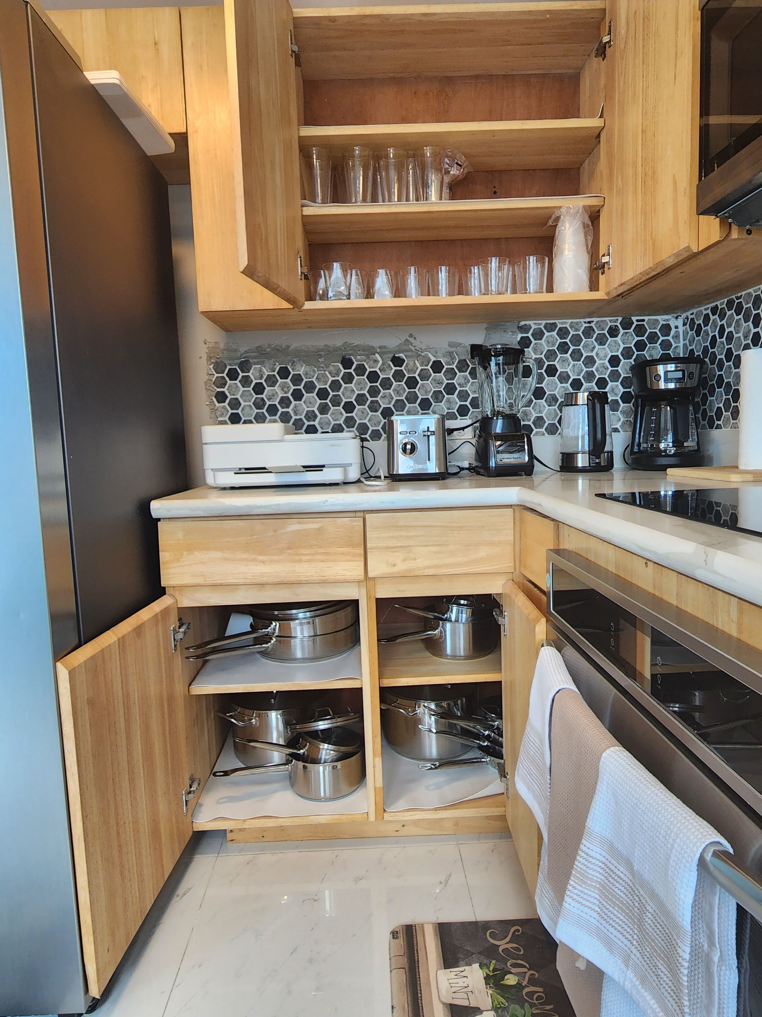 Réfrigérateur, micro-ondes, four, plaque de cuisson