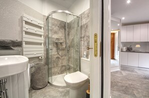 Shower, hair dryer, towels - Apartment Bonatti 201 (Chamonix-Mont-Blanc)