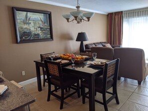 Dining - Beautiful resort unit minutes from Disney.  Sleeps 8! (Kissimmee)