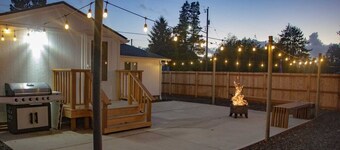 The Westport Whitehouse - Spacious home w/ 2 rooms & 4 beds