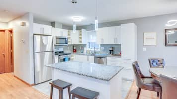 Coffee/tea maker, fridge, microwave, stovetop
