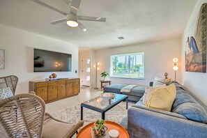 TV, DVD player, books, video library - Waterfront Lake Dora Escape w/ Private Dock & Slip (Tavares)
