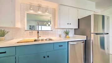 Coffee/tea maker, fridge, microwave, stovetop