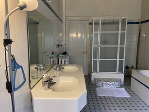 Deluxe-Zimmer | Badezimmer | Dusche, Haartrockner, Hausschuhe, Handtücher