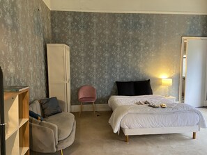 Deluxe Room | Iron/ironing board, free WiFi, bed sheets