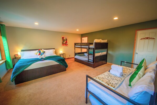 4 bedrooms, desk, iron/ironing board, free WiFi