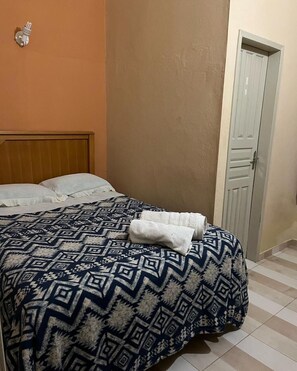 Casa família | 2 quartos, Wi-Fi de cortesia, roupa de cama