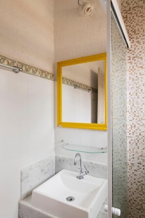 Family House | Bathroom | Shower, hair dryer, towels, soap - Casinha da Vila (Ilhabela)