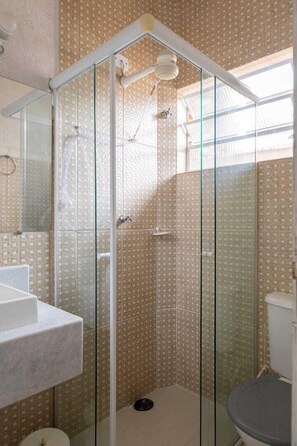 Familienhaus | Badezimmer | Dusche, Haartrockner, Handtücher, Seife