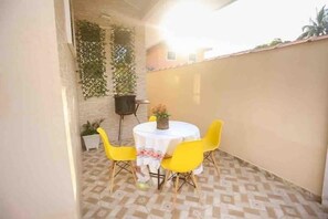 Family House | Living area | 38-inch LED TV with digital channels, TV - Casinha da Vila (Ilhabela)