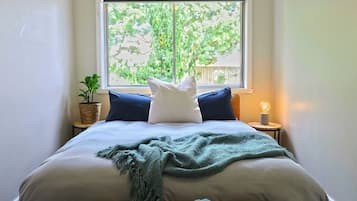 4 bedrooms, iron/ironing board, free WiFi, bed sheets