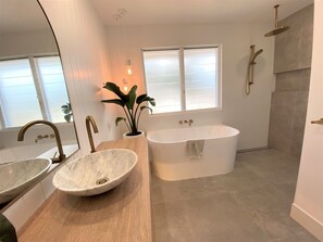 Combined shower/bathtub, hair dryer, towels, soap