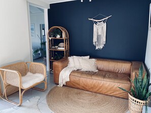 Smart TV, DVD player, books, stereo - 600m walk to Beach, Family Entertainer+ Aircon + Pool + Pizza oven (Maroochydore)