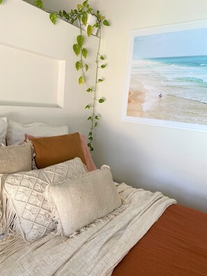 4 bedrooms, desk, iron/ironing board, free WiFi - 600m walk to Beach, Family Entertainer+ Aircon + Pool + Pizza oven (Maroochydore)