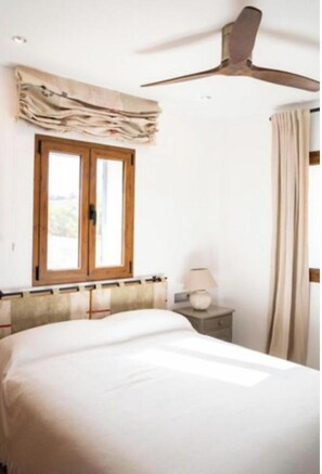 3 slaapkamers, een strijkplank/strijkijzer, reisbedje, gratis wifi